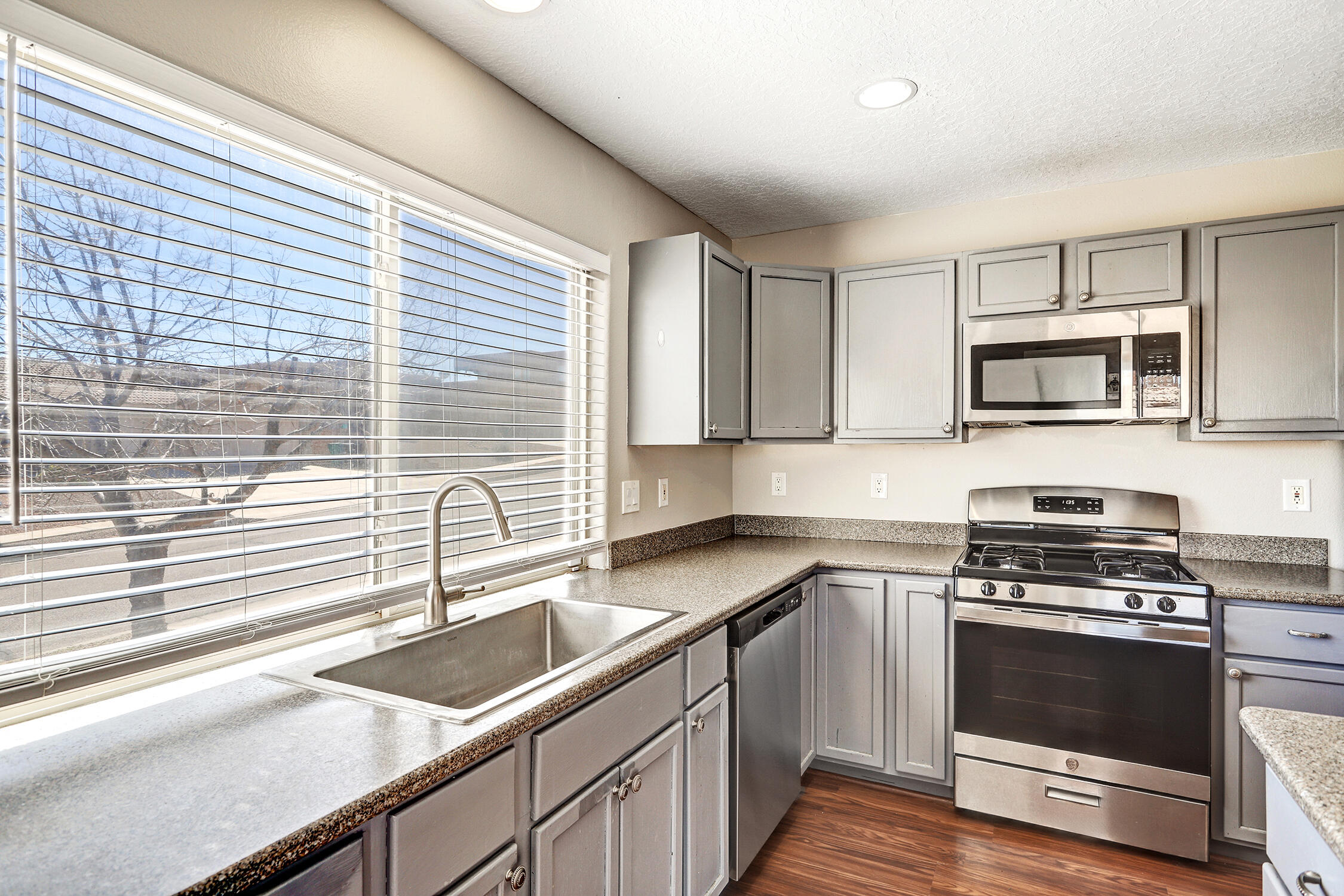 937 Loma Pinon Loop NE