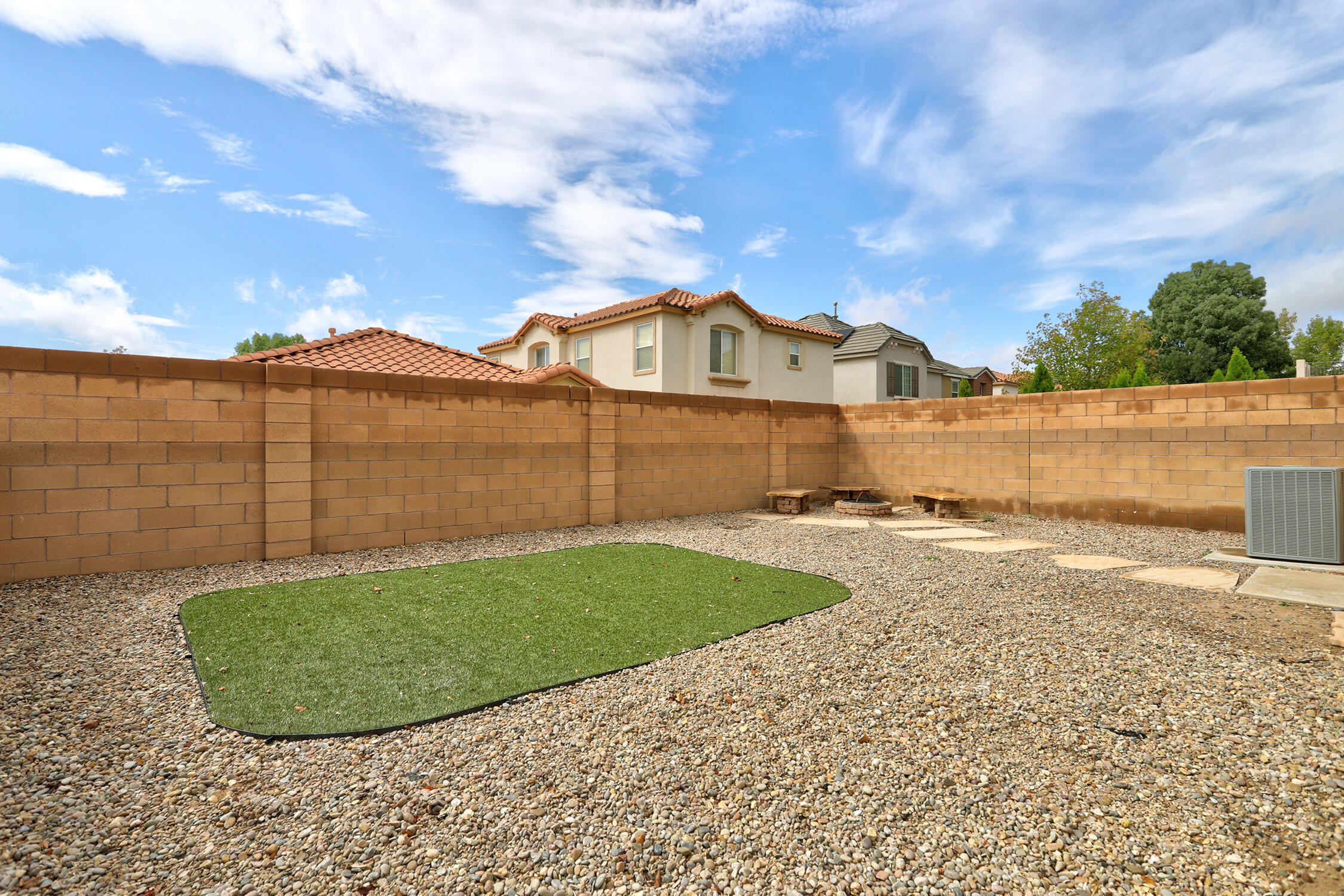 1044 Waterfall Drive NE