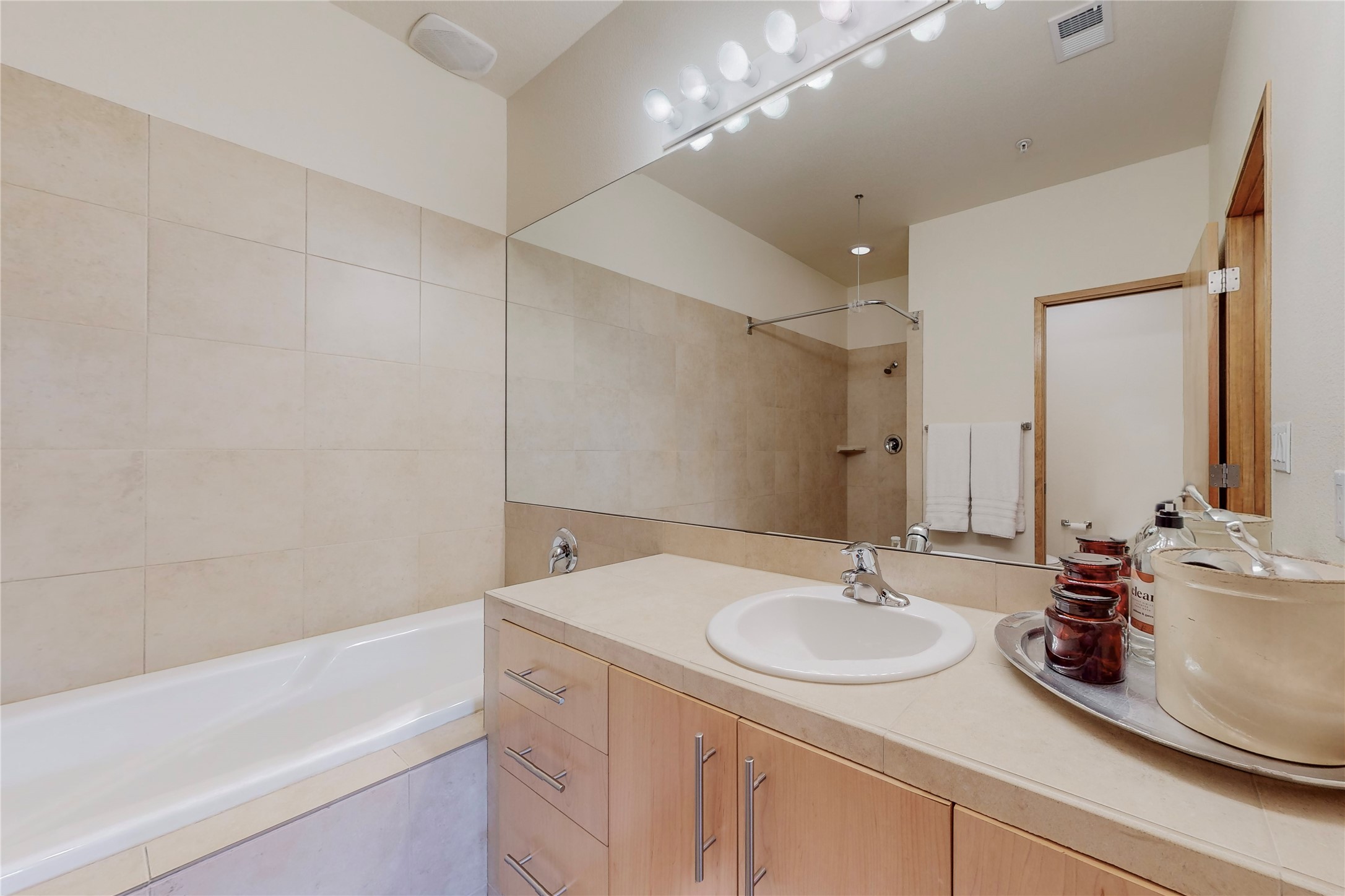 604 Avenida Villa Hermosa Unit: 102