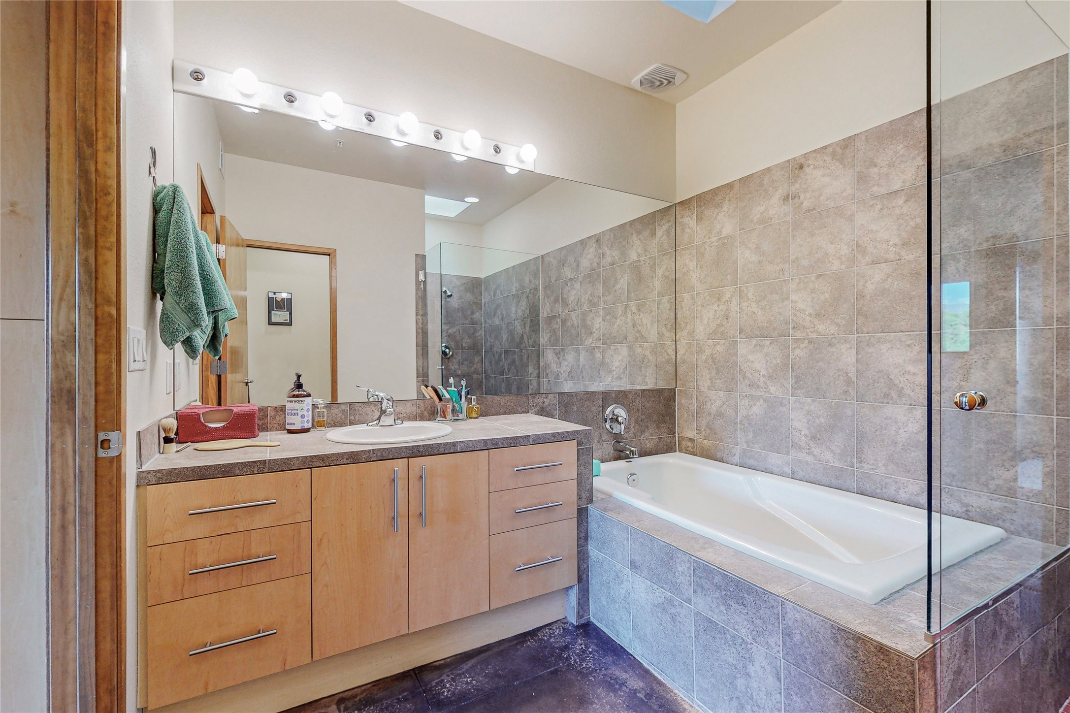 604 Avenida Villa Hermosa 201