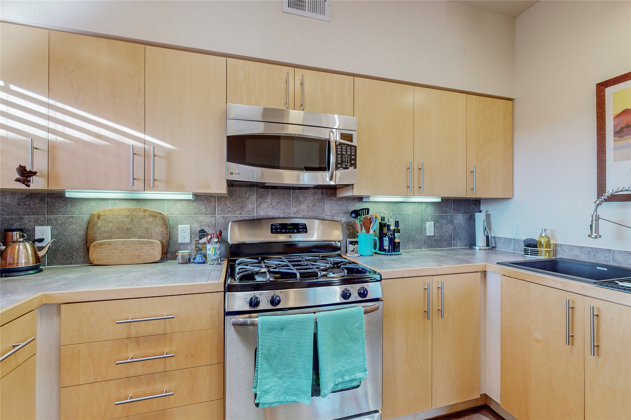 604 Avenida Villa Hermosa 201