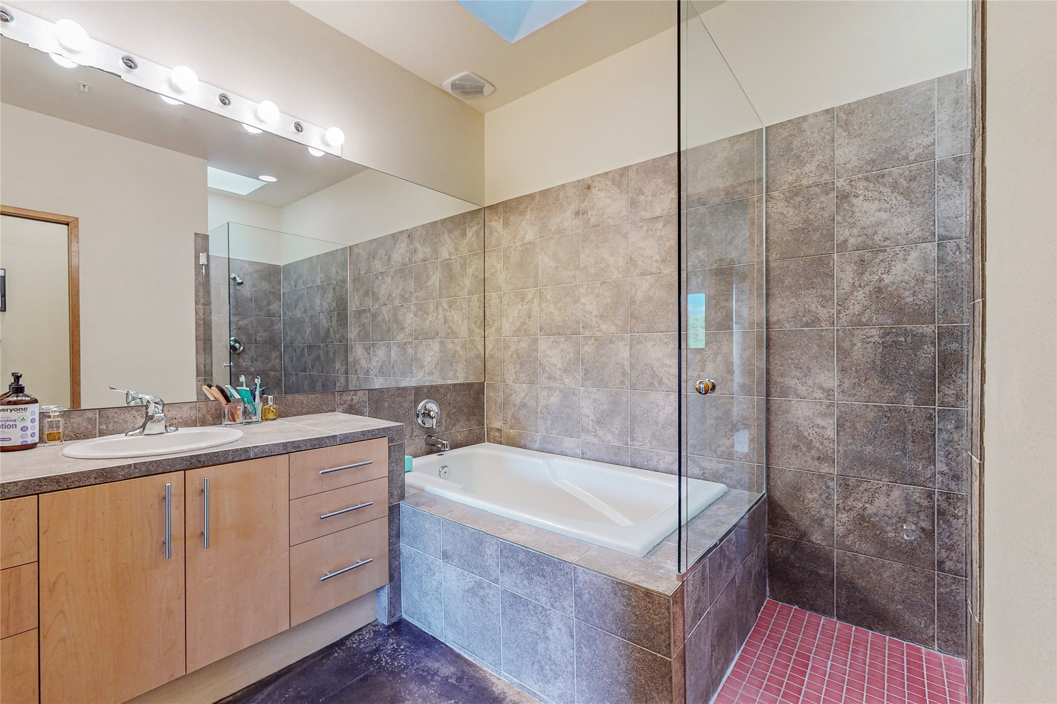 604 Avenida Villa Hermosa 201