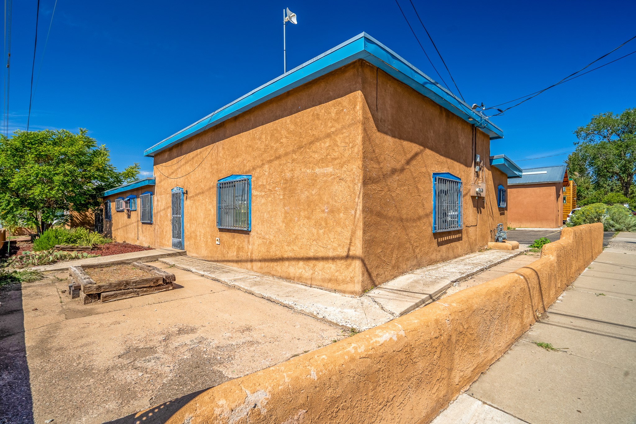1413 W Alameda Street