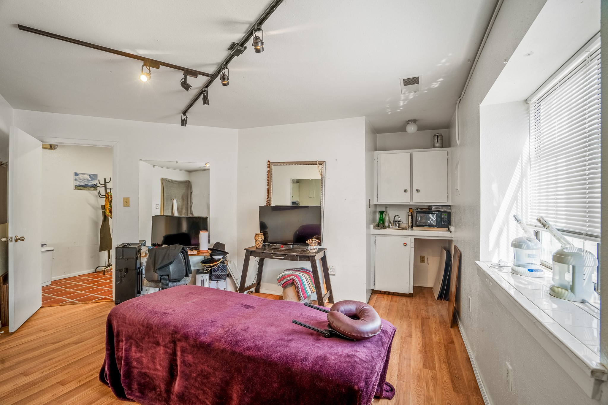 1413 W Alameda Street
