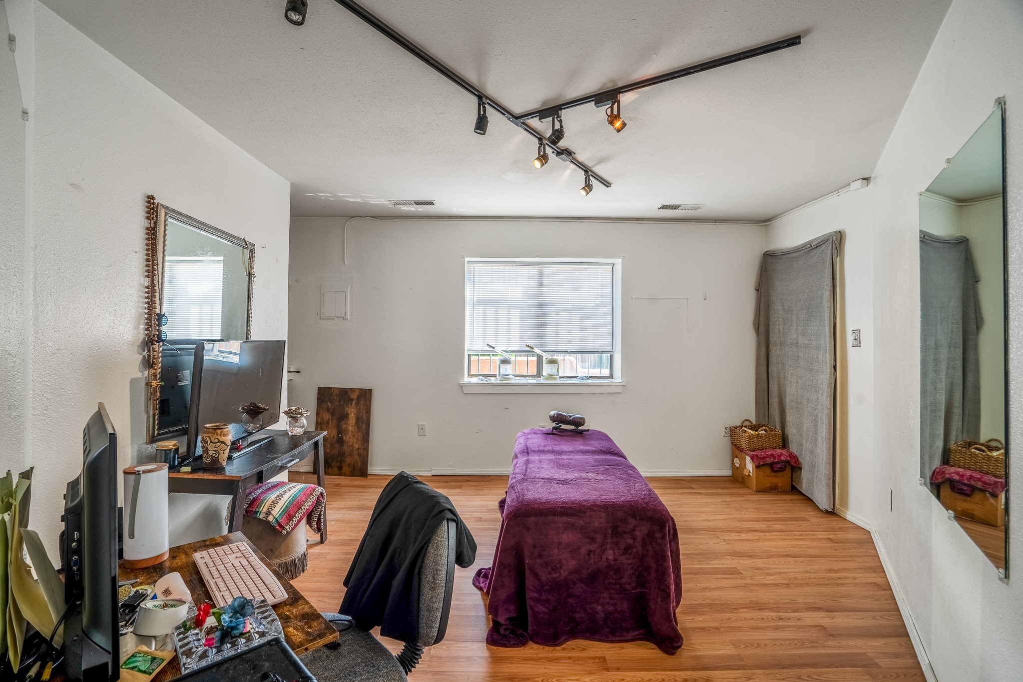 1413 W Alameda Street