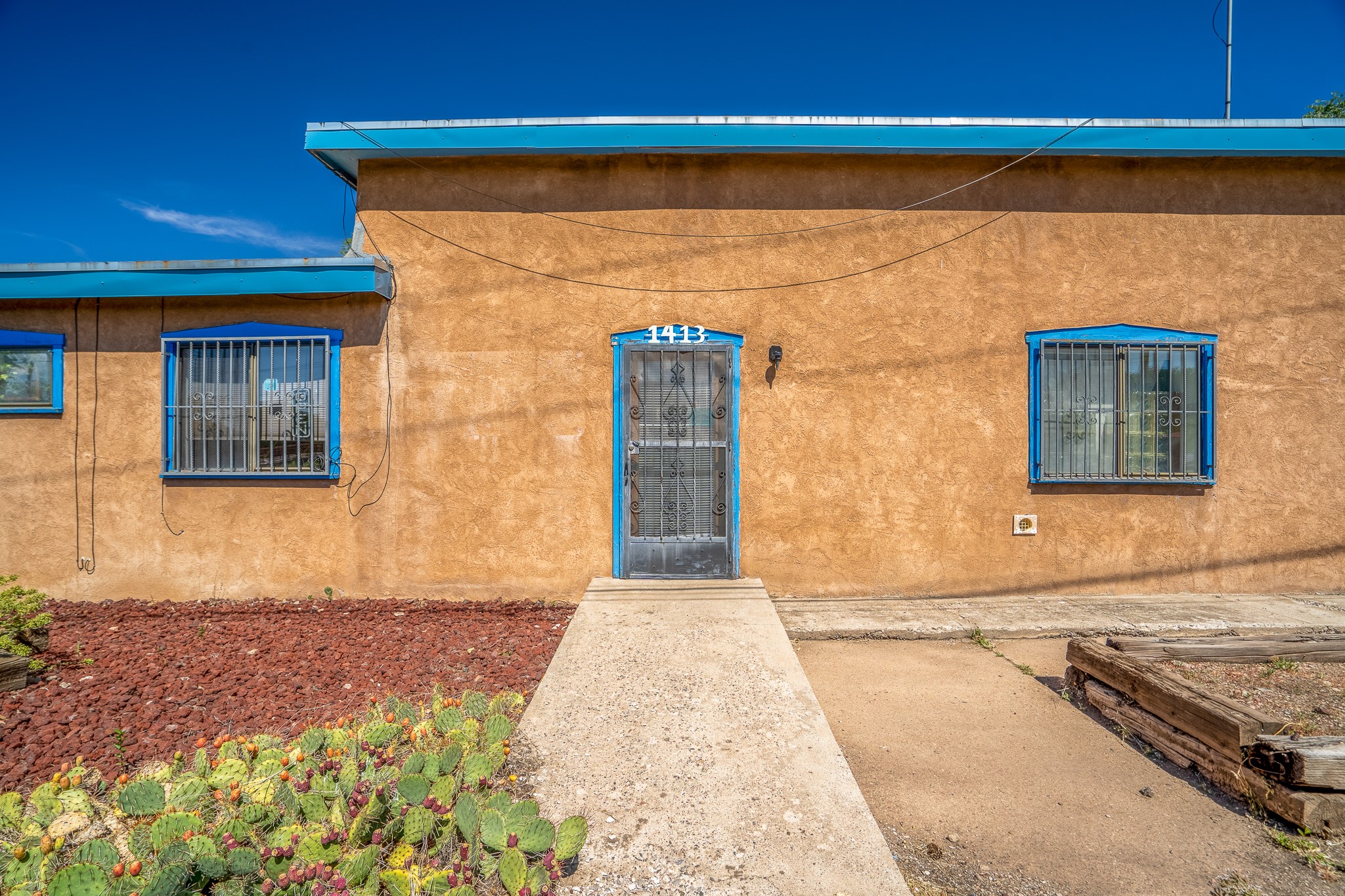 1413 W Alameda Street