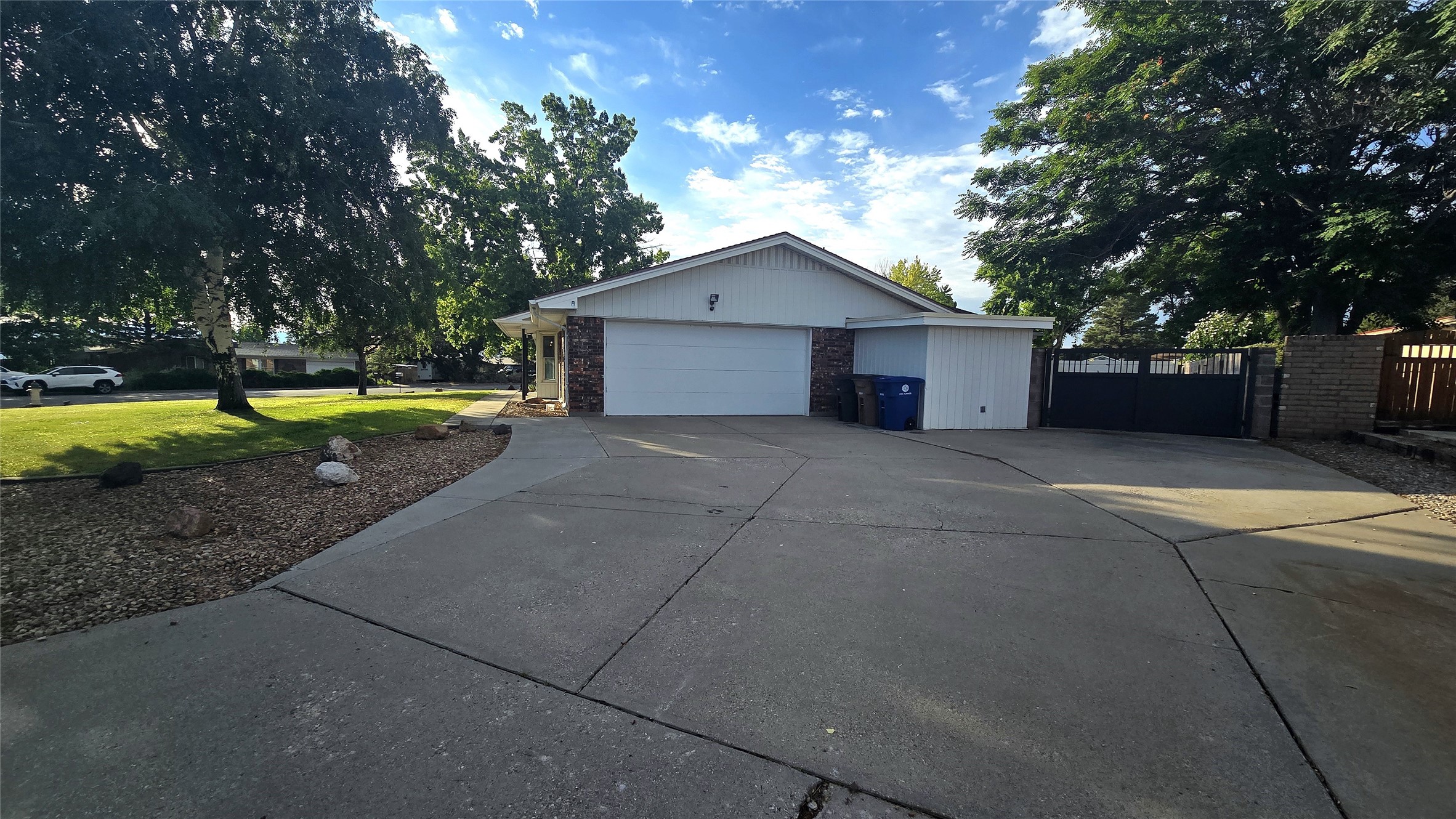 704 Meadow Ln