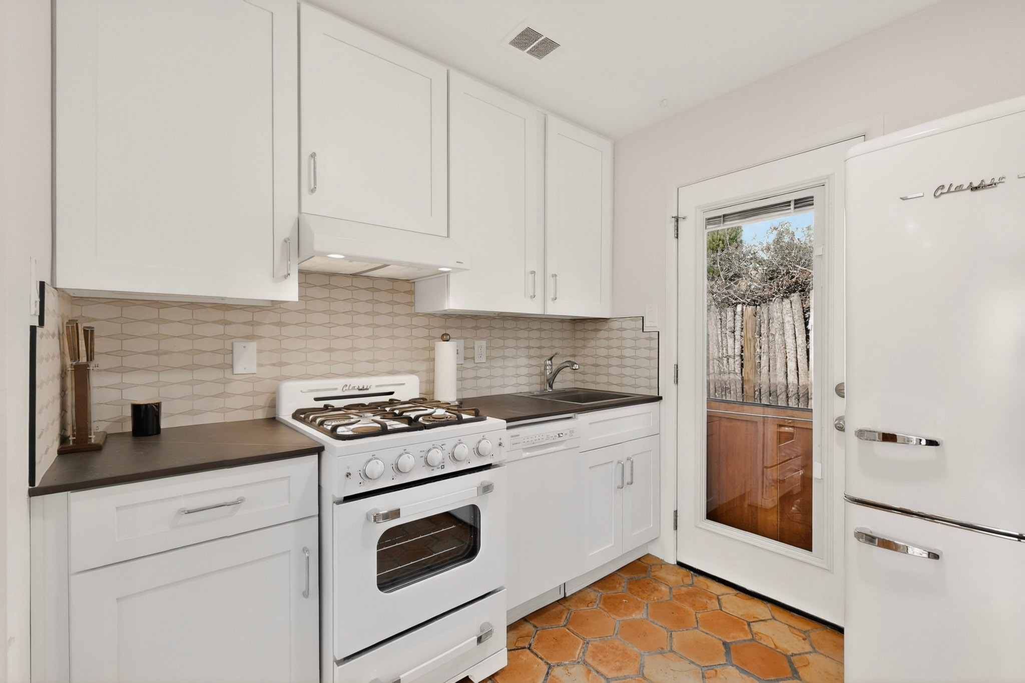 527 E Alameda 2