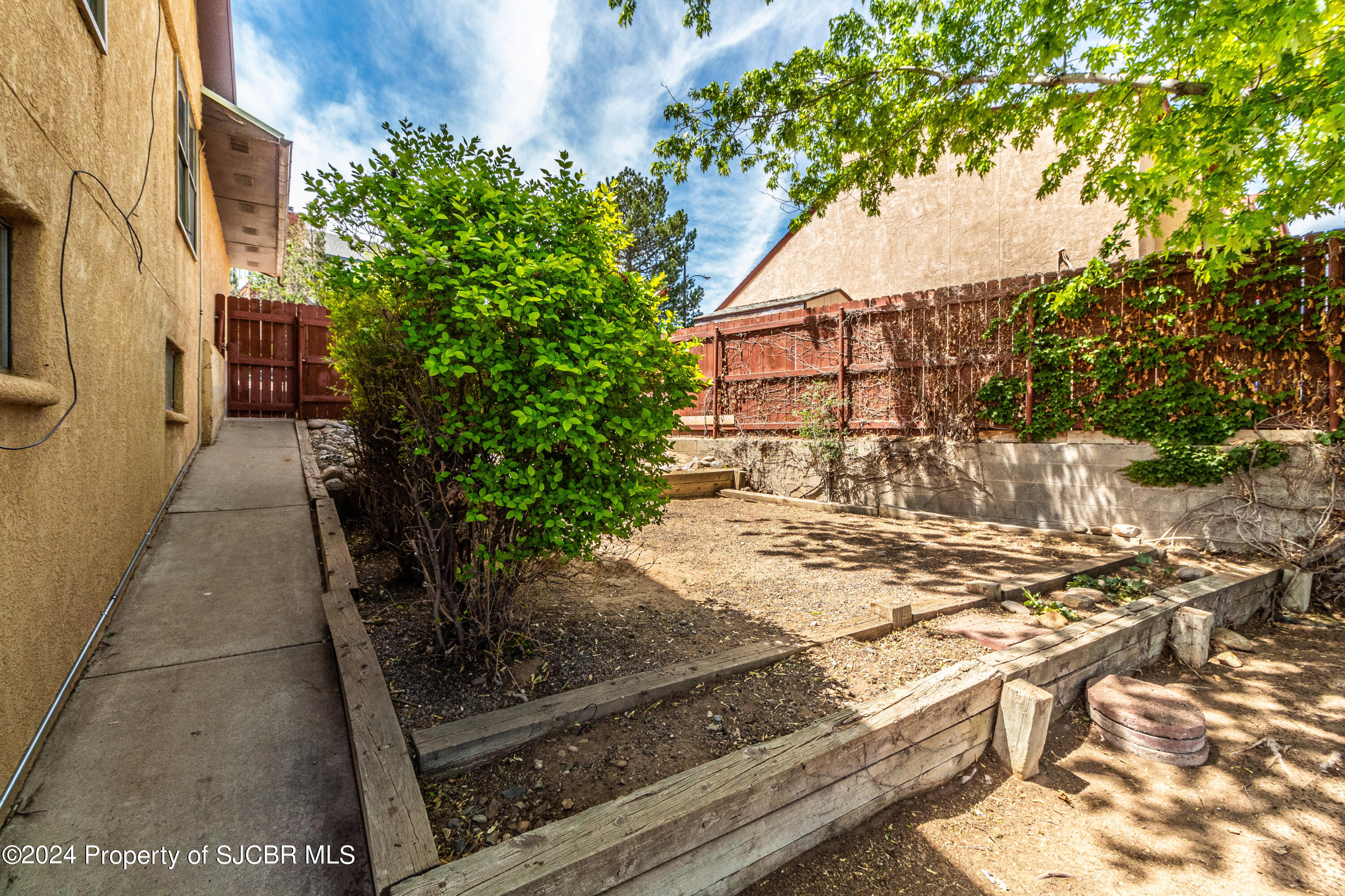 1602 YUCCA Avenue