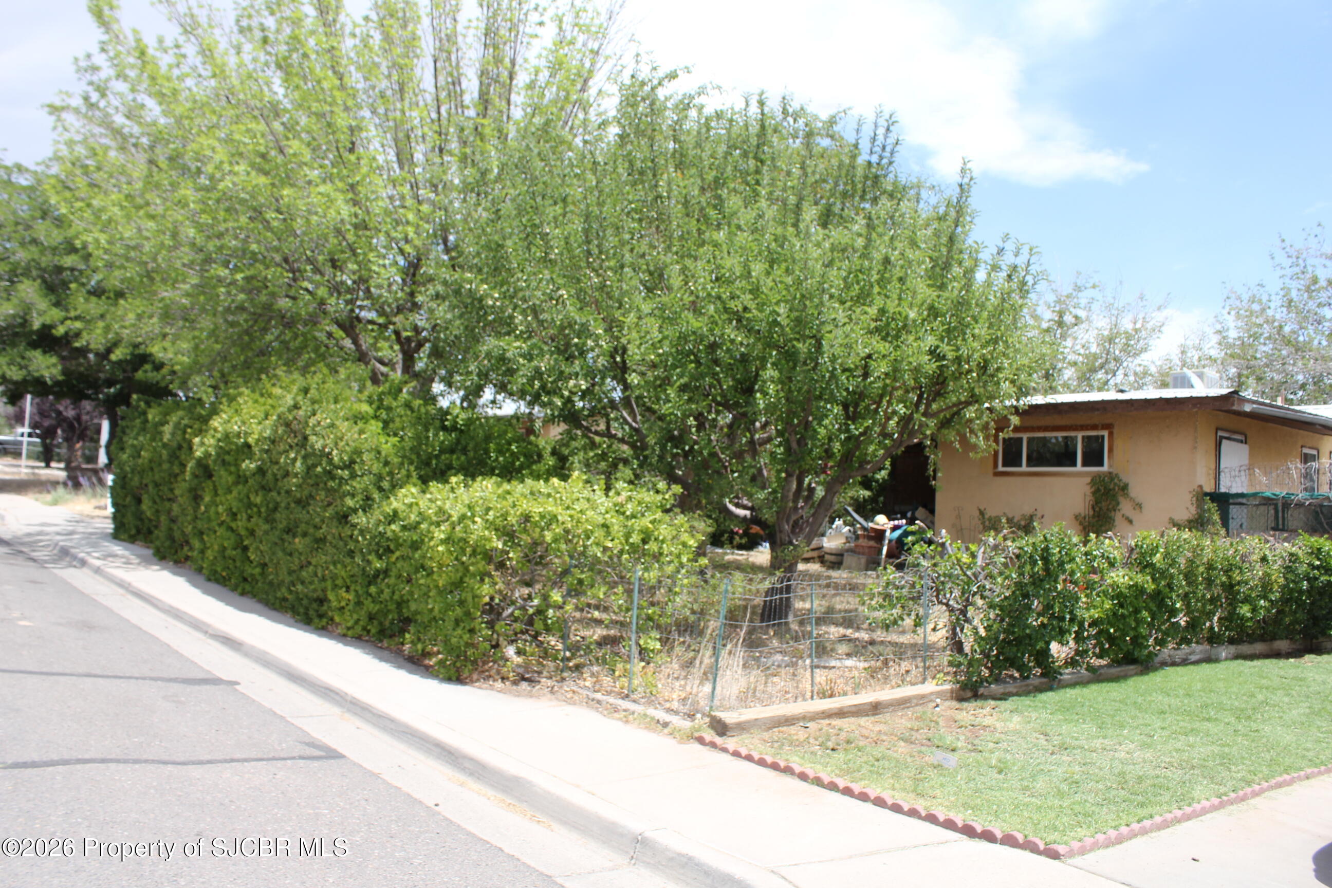 3216 N DUSTIN Avenue