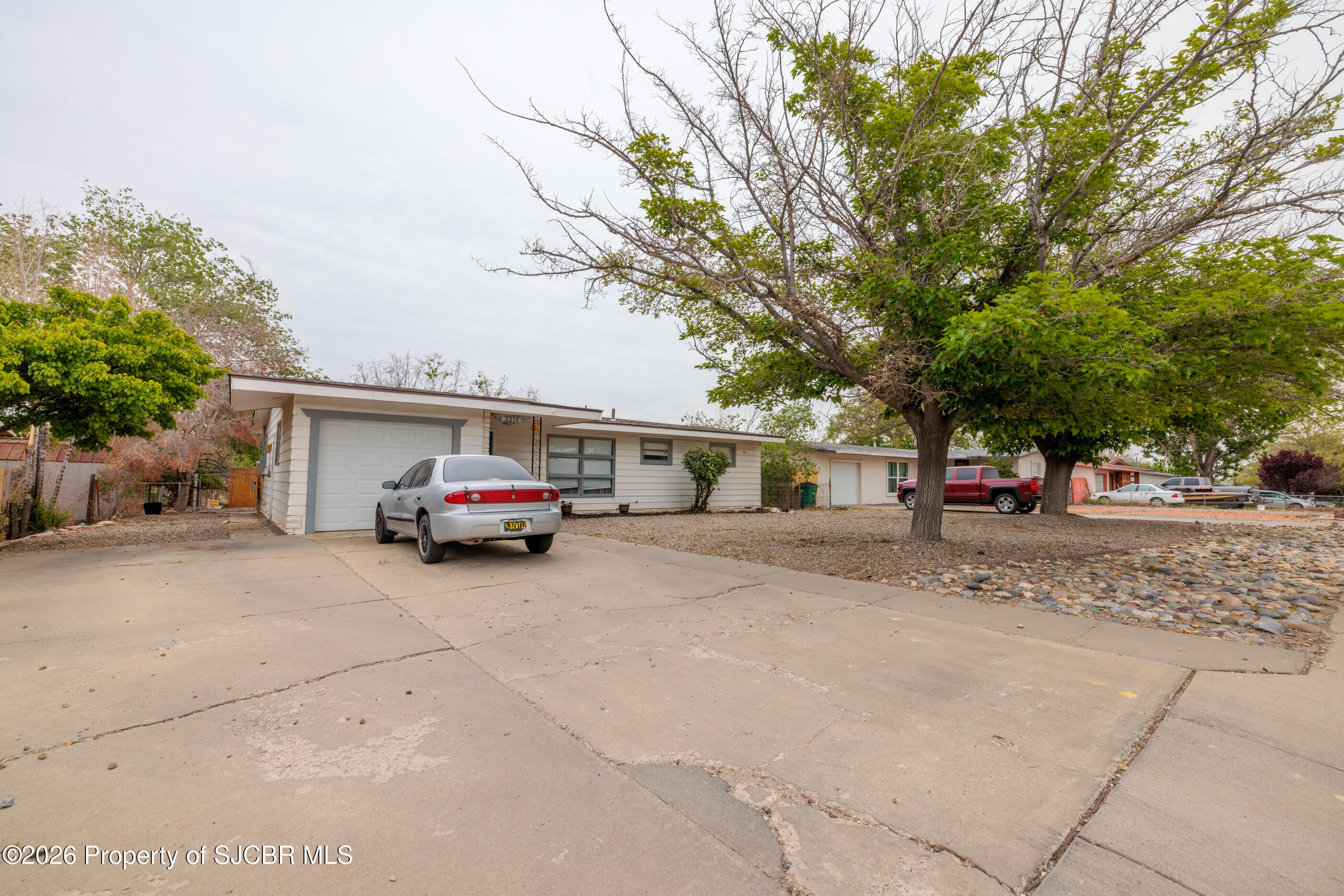 3312 N DUSTIN Avenue