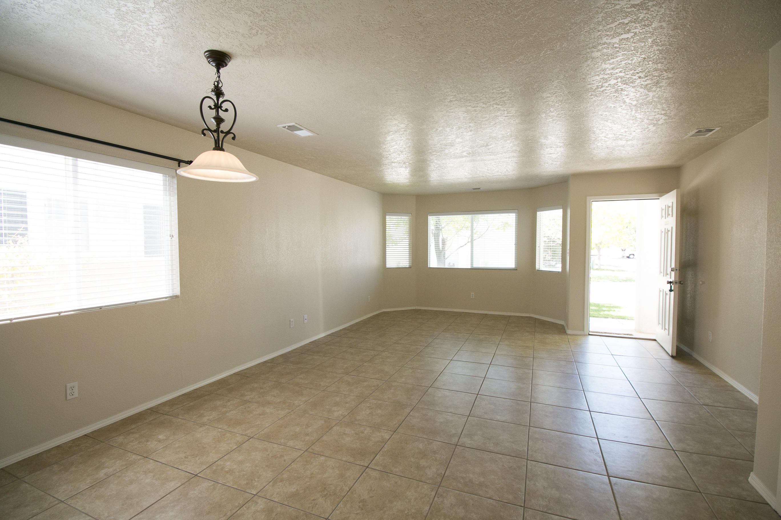 1412 Villa Los Ranchos NE