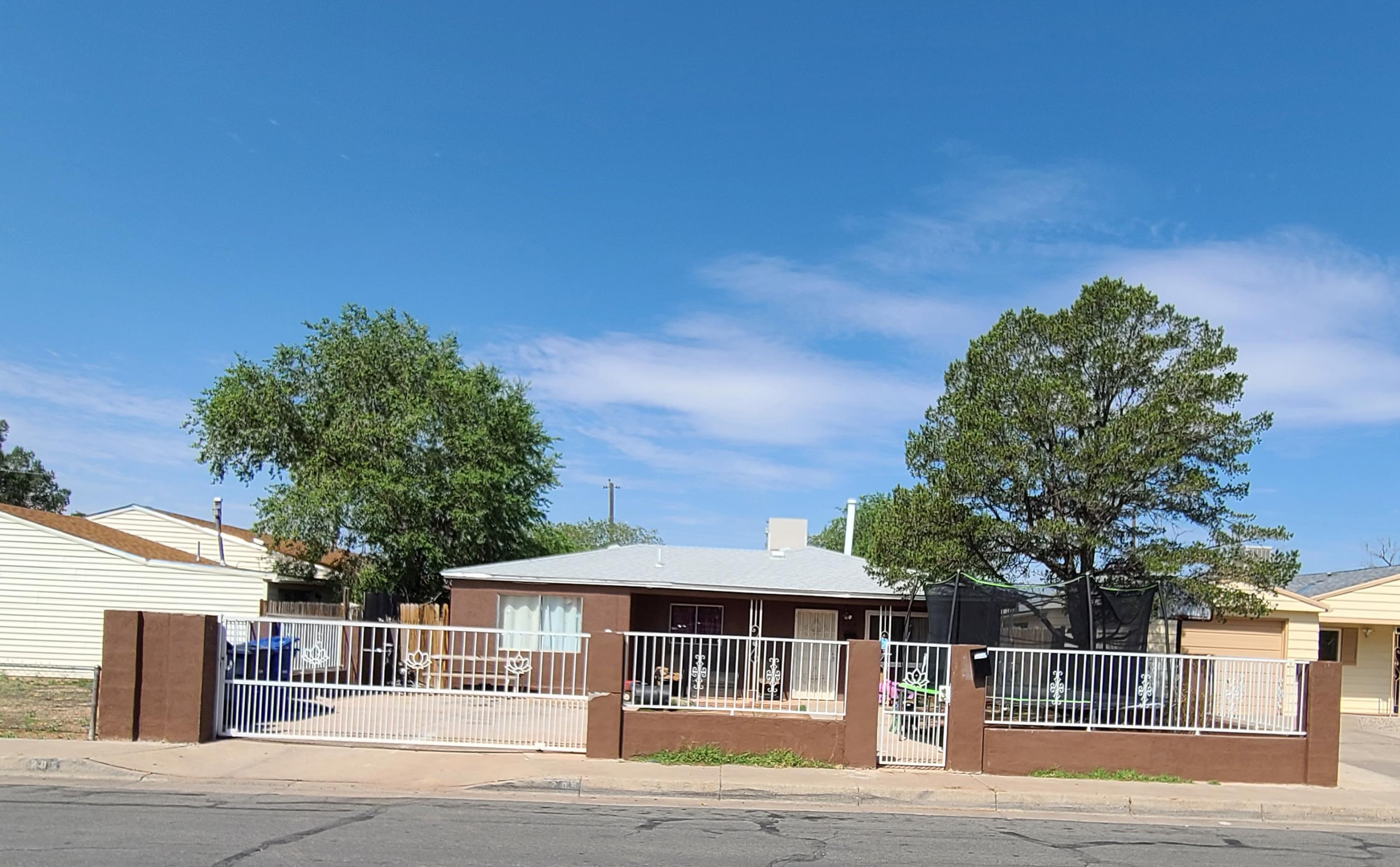 205 GLORIETA Street NE