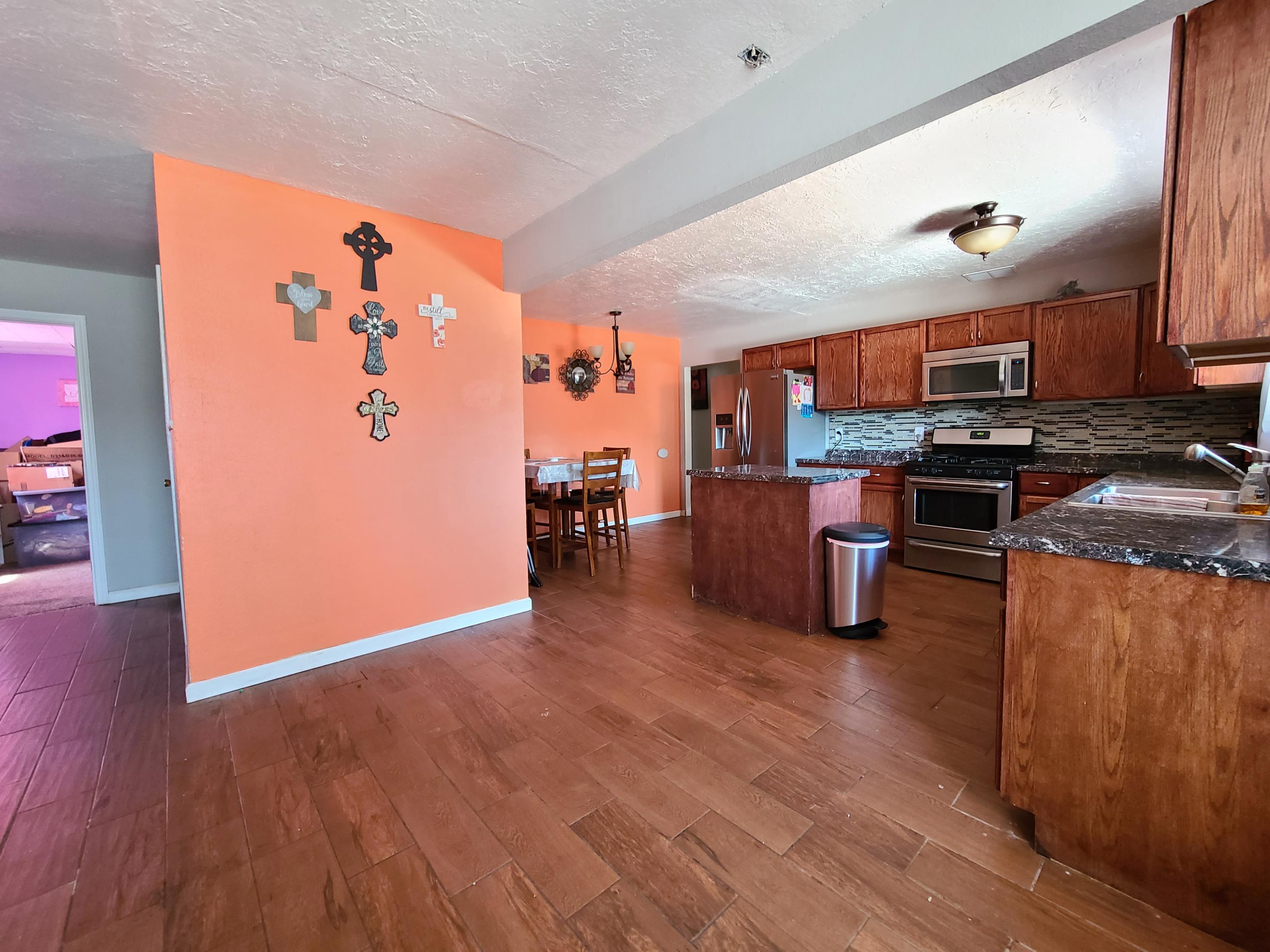 205 GLORIETA Street NE