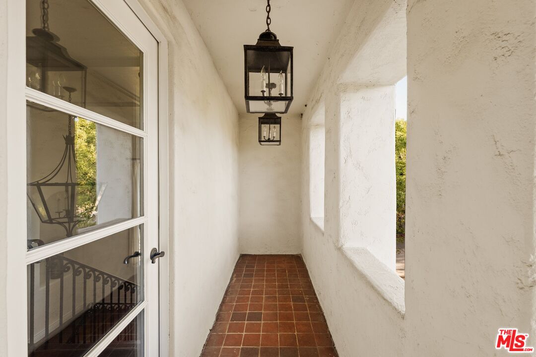 401 S Las Palmas Ave