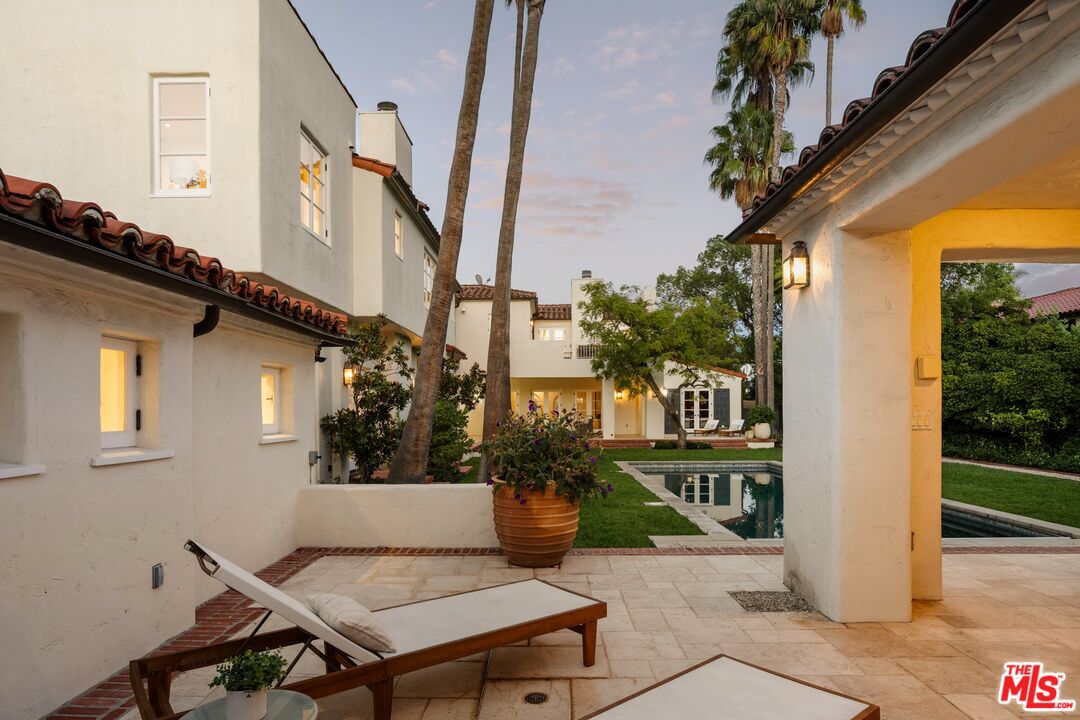 401 S Las Palmas Ave