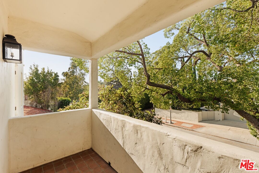 401 S Las Palmas Ave