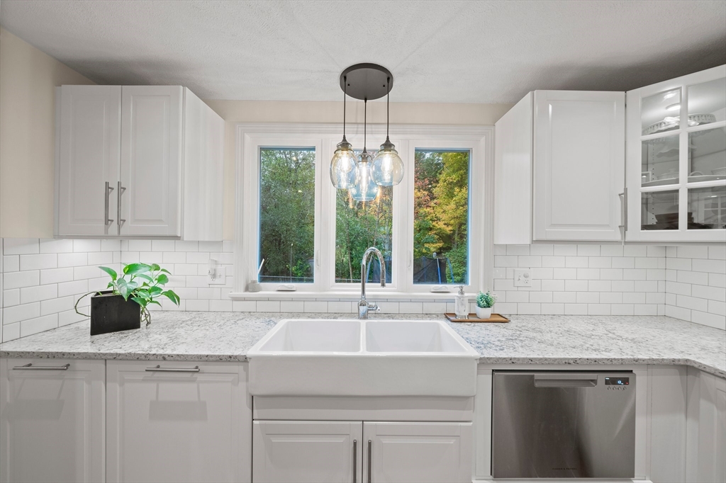 18 Sunnybrook Ln