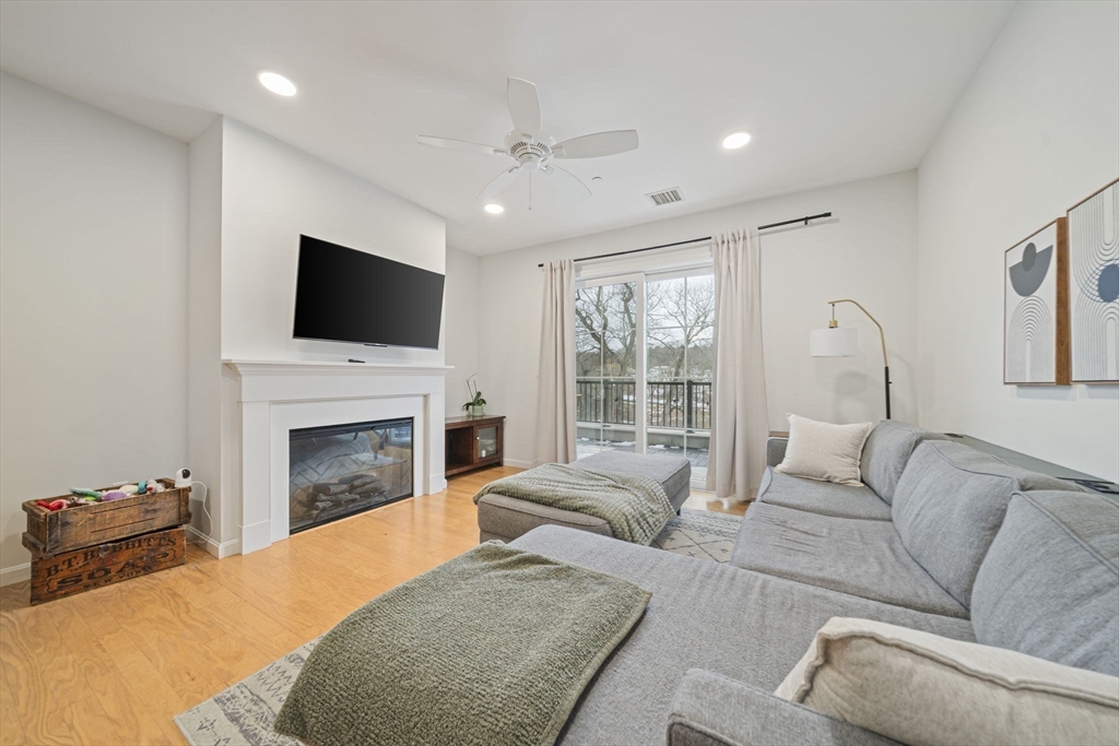 200 Revere St # 4104