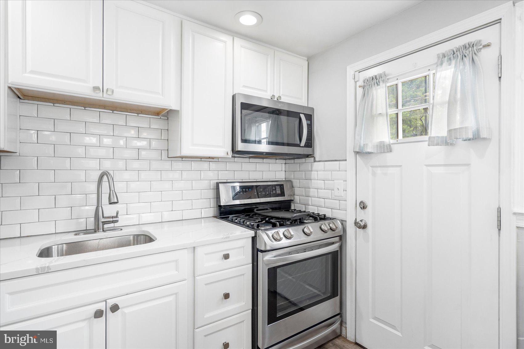 6225 CHINQUAPIN PARKWAY