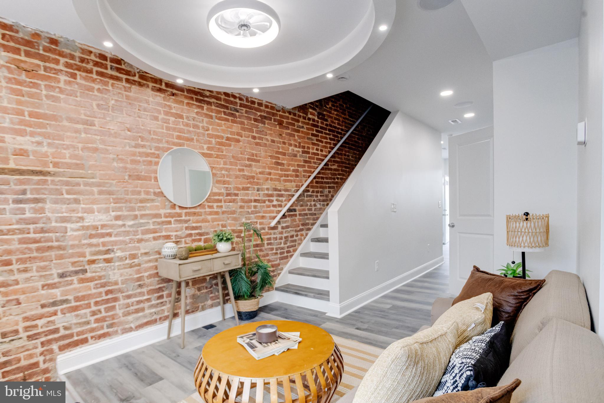 315 N ROBINSON STREET