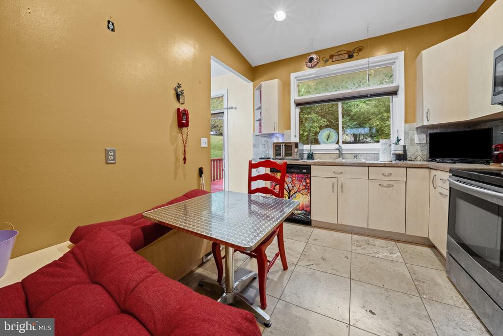 6816 TIMBERLANE ROAD