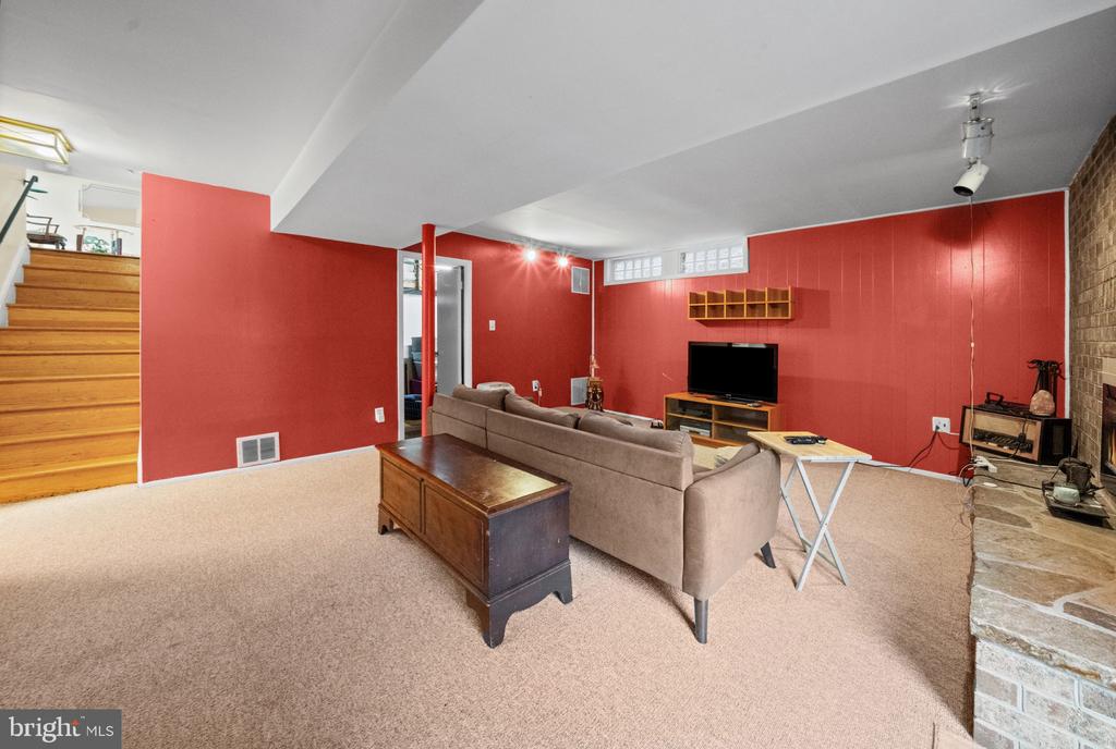 6816 TIMBERLANE ROAD