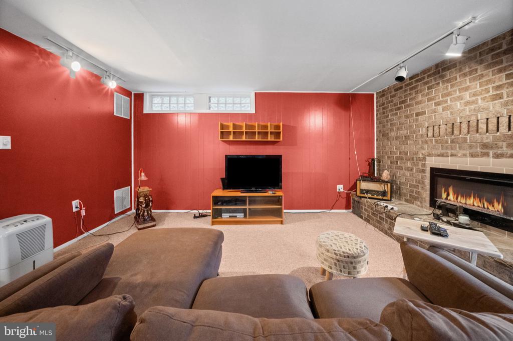 6816 TIMBERLANE ROAD
