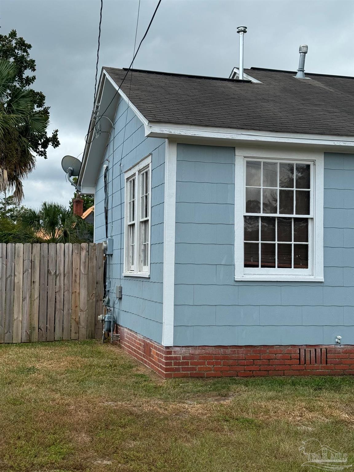 1909 E Hernandez