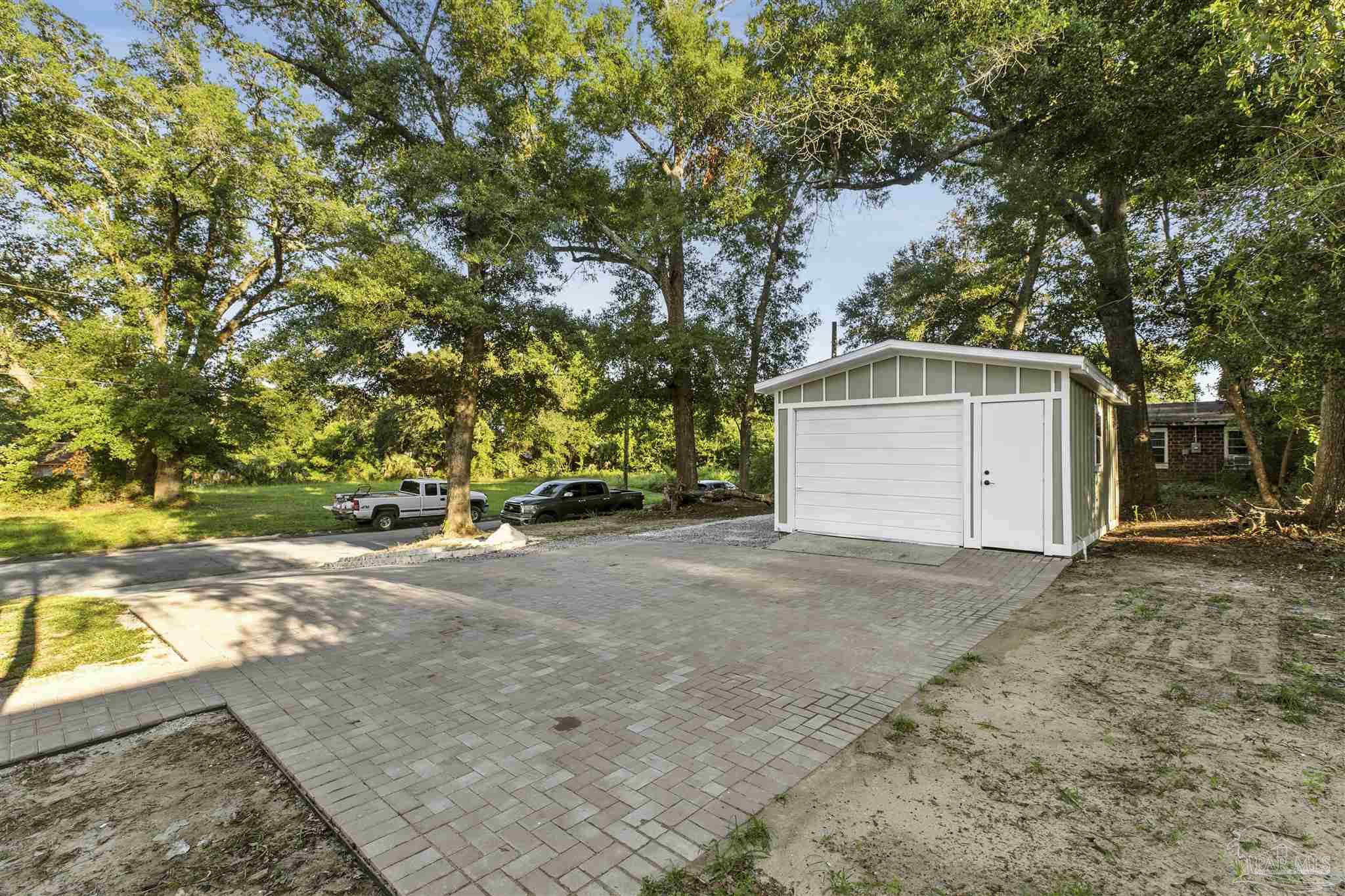 1101 W Lloyd St