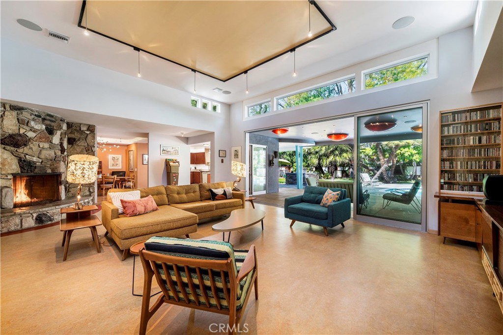 1107 W Riviera Drive