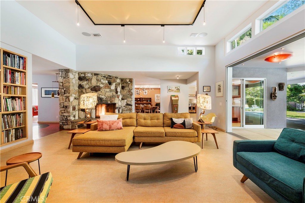 1107 W Riviera Drive