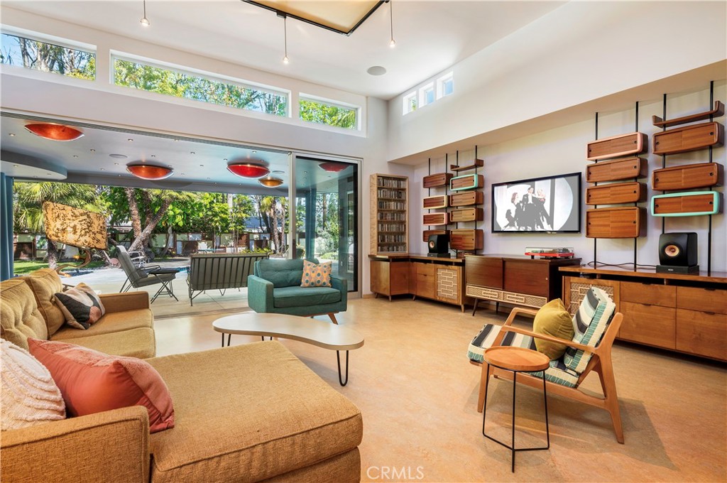 1107 W Riviera Drive