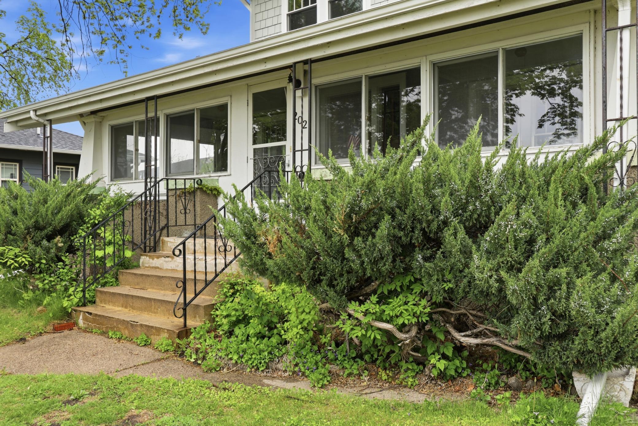 202 Lake Boulevard S