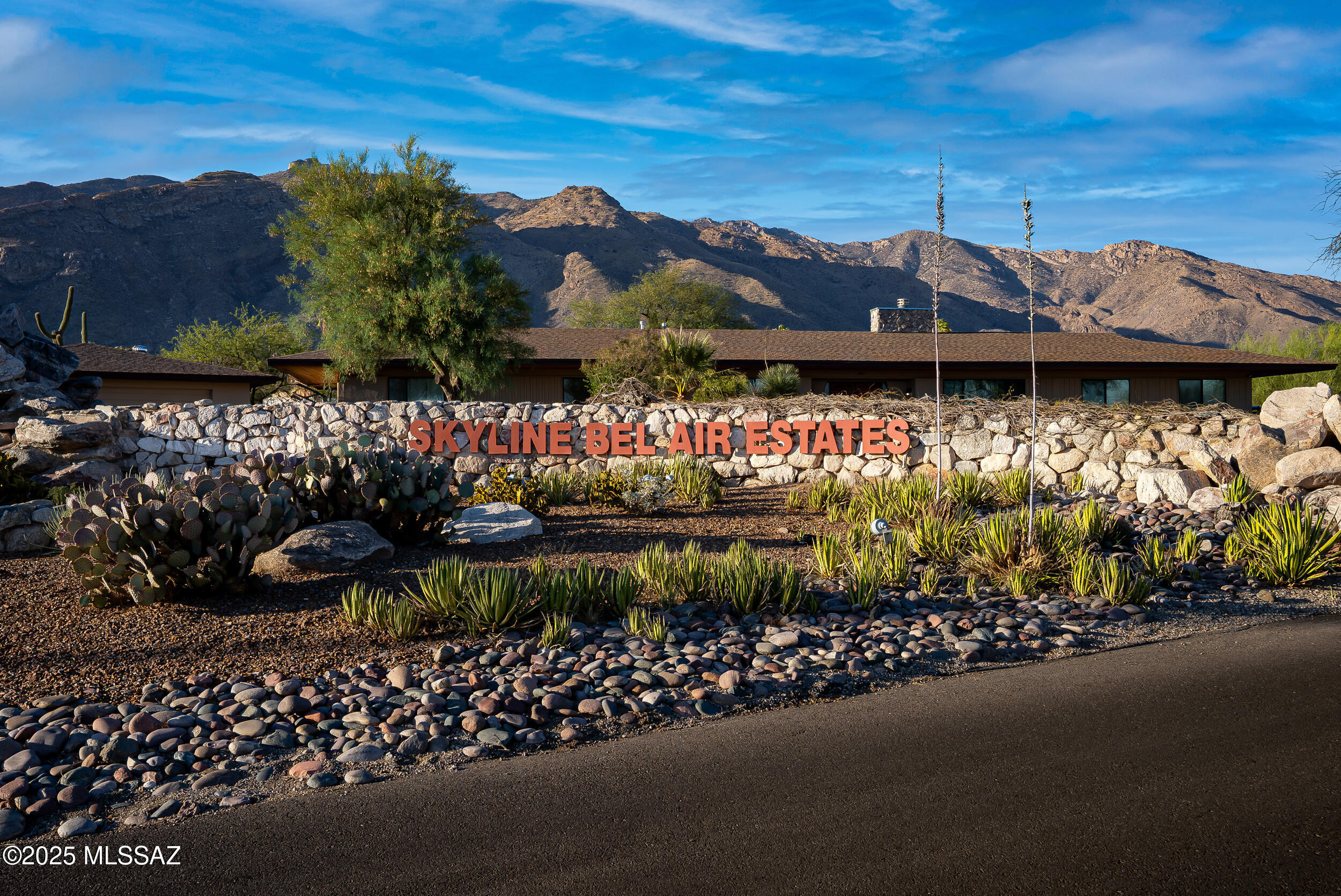 6015 N Camino De Santa Valera