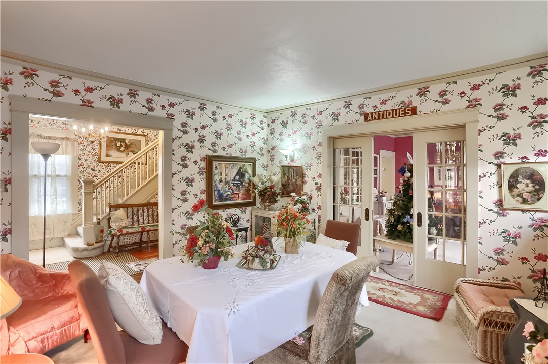 208 E Edgewood