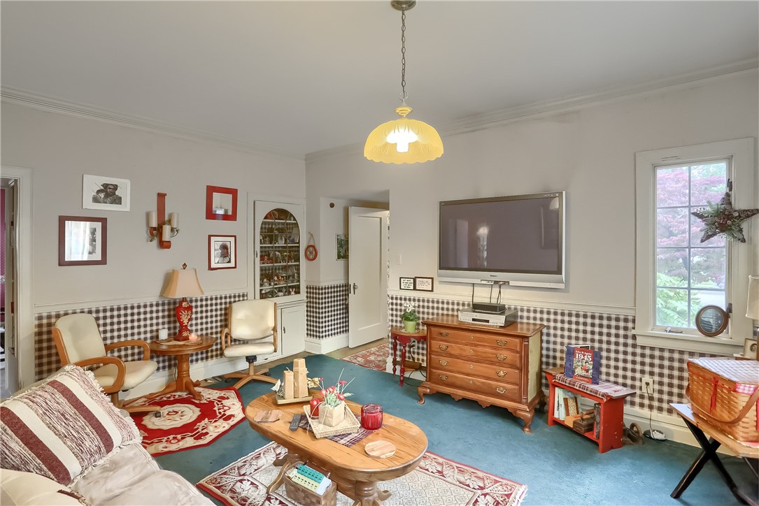 208 E Edgewood