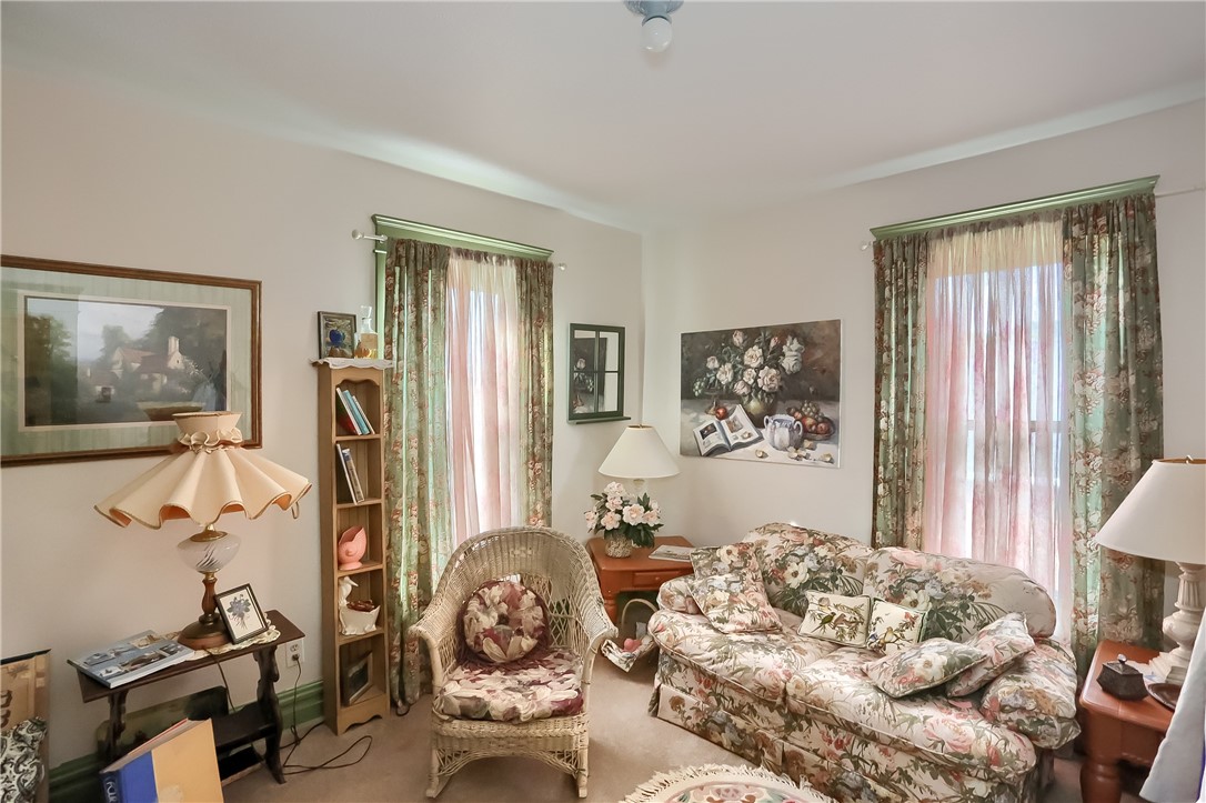 208 E Edgewood