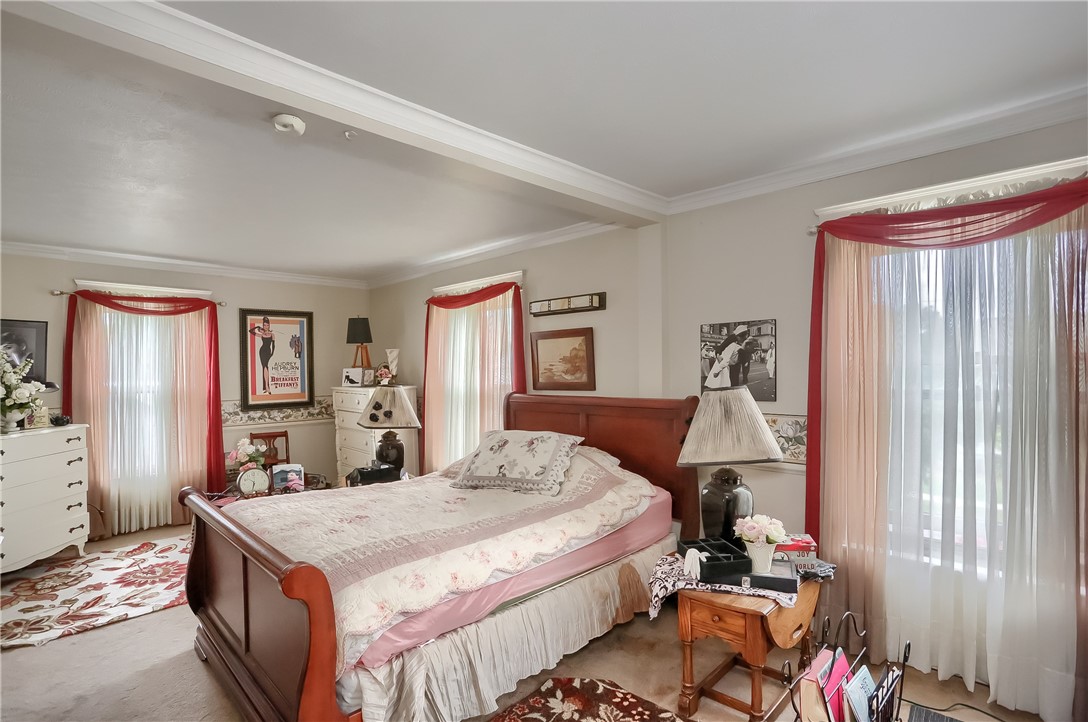 208 E Edgewood