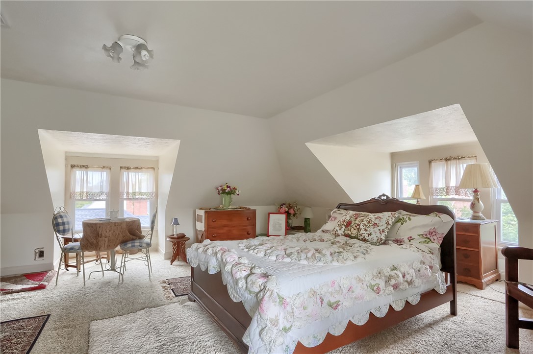 208 E Edgewood
