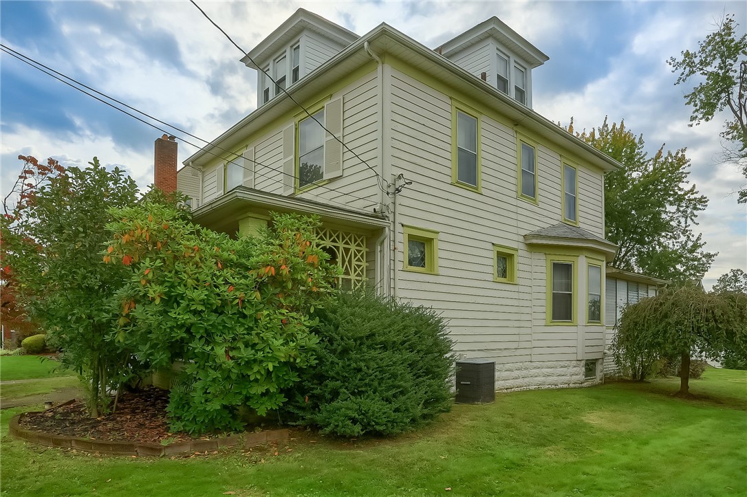 208 E Edgewood
