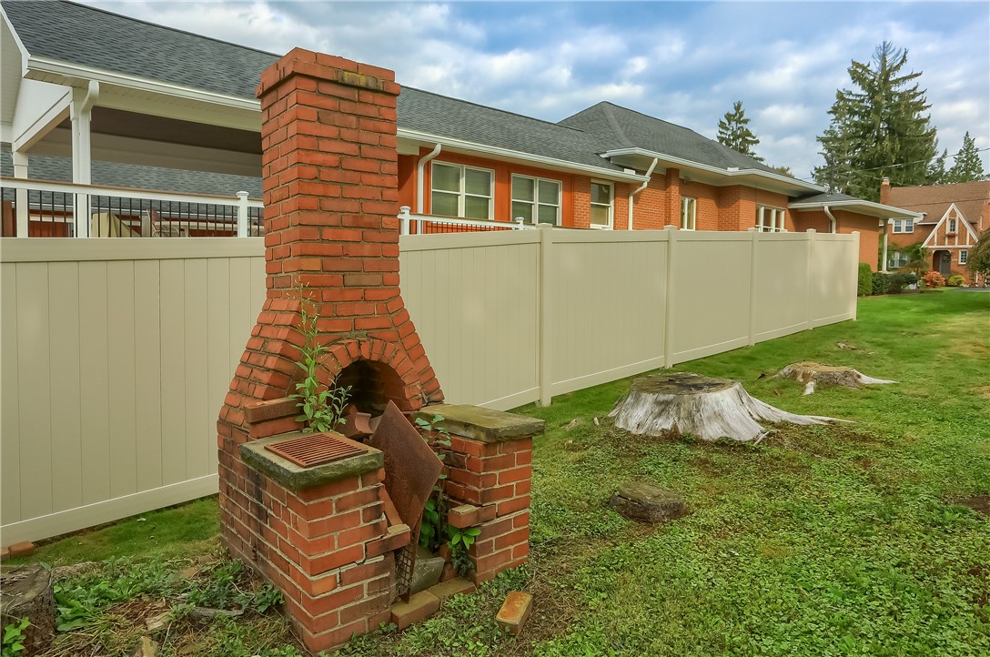 208 E Edgewood
