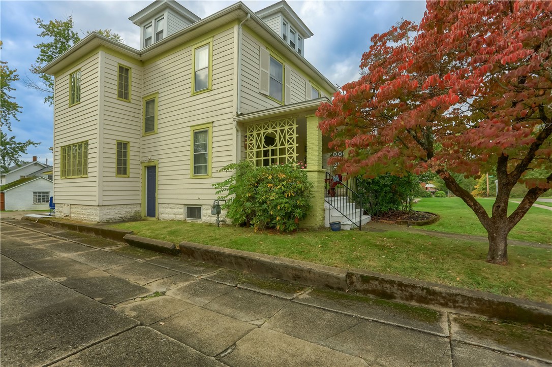 208 E Edgewood