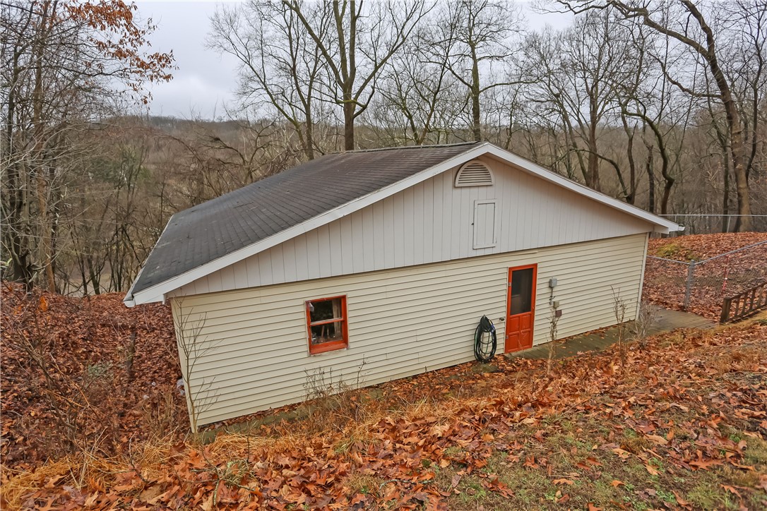 565 Lundys Lane