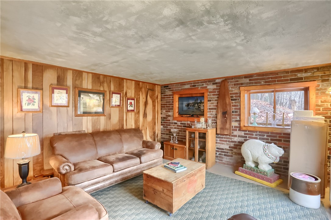565 Lundys Lane
