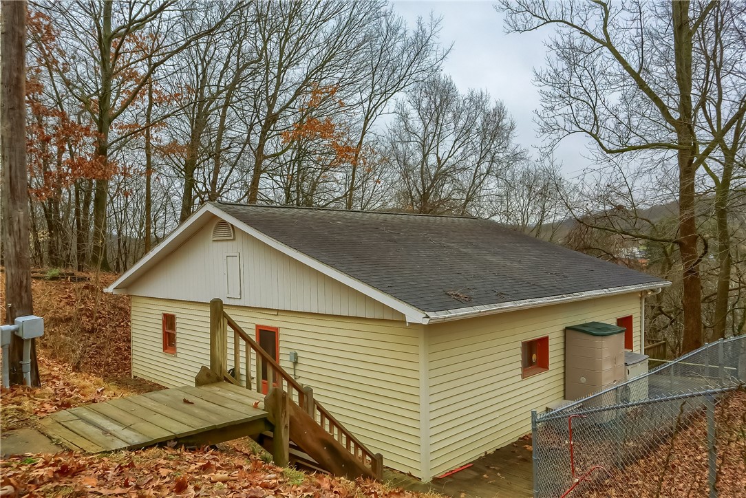 565 Lundys Lane