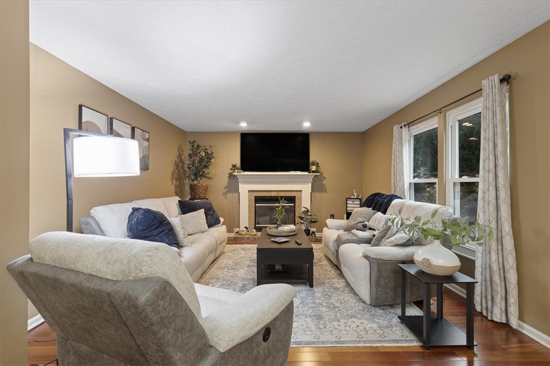 909 Denny Ct