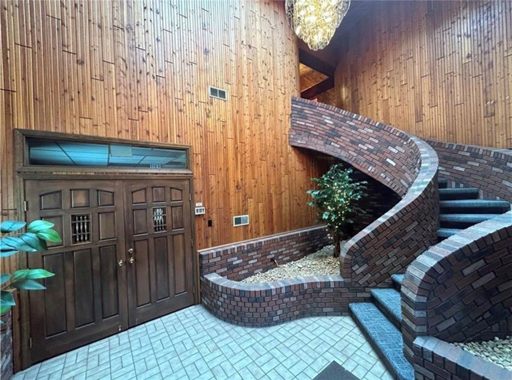 524 W 5th Ave, 2nd floor