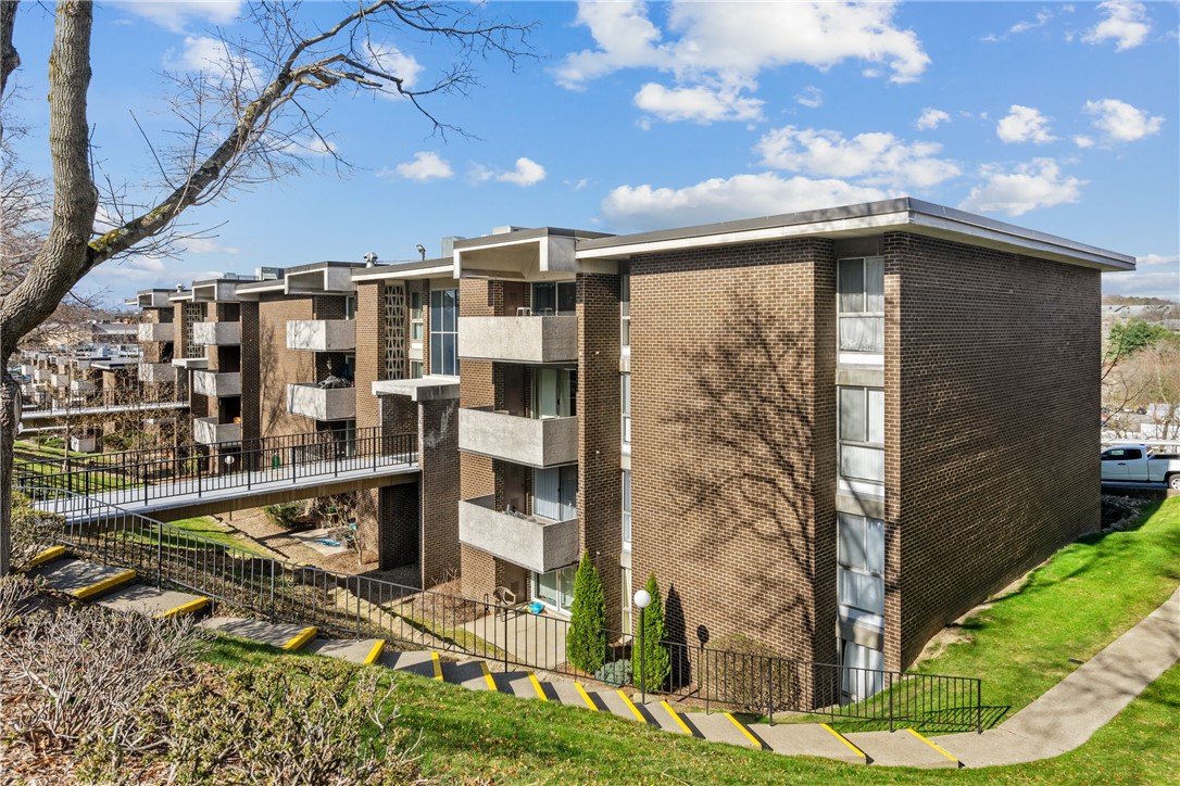 2208 Charlemagne Cir