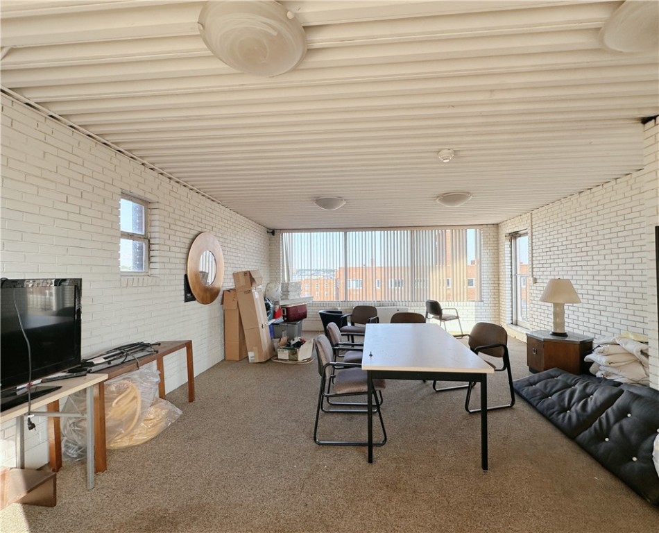 552 N Neville St 52
